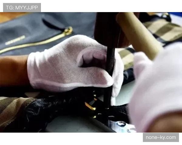 张楠背着大妈布袋去菜市场结账那一瞬，我差点以为走错片场