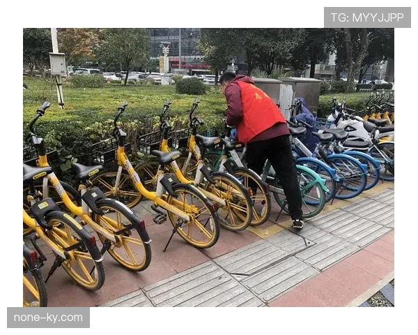 梁伟铿训练完直接去提了辆大G，教练还在骑共享单车