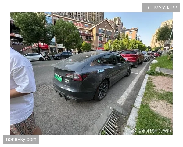 管晨辰居然开起超跑了?这生活跟他球场形象差太远了吧! 管晨辰居然开起超跑了?这生活跟他球场形象差太远了吧!